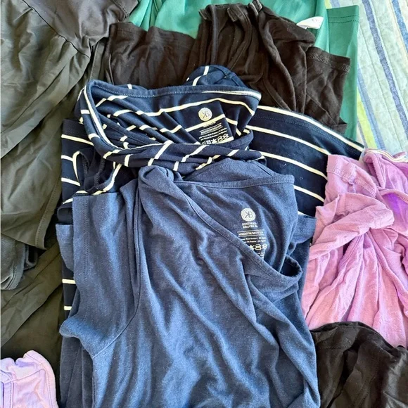 Maternity Clothing Bundle (S–M) – Leggings, Tops, Activewear, Bathrobe & More - Picture 6 of 8